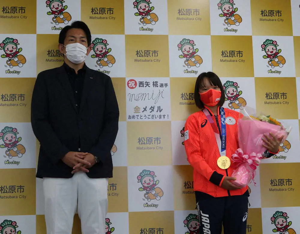 【画像・写真】スケボー金メダルの西矢椛　地元の松原市長を表敬訪問　直筆サイン入りボードを展示へ