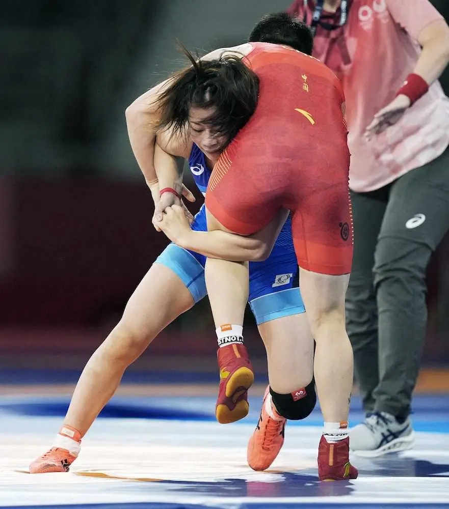 女子53キロ級決勝　金メダルを獲得した向田真優（左）