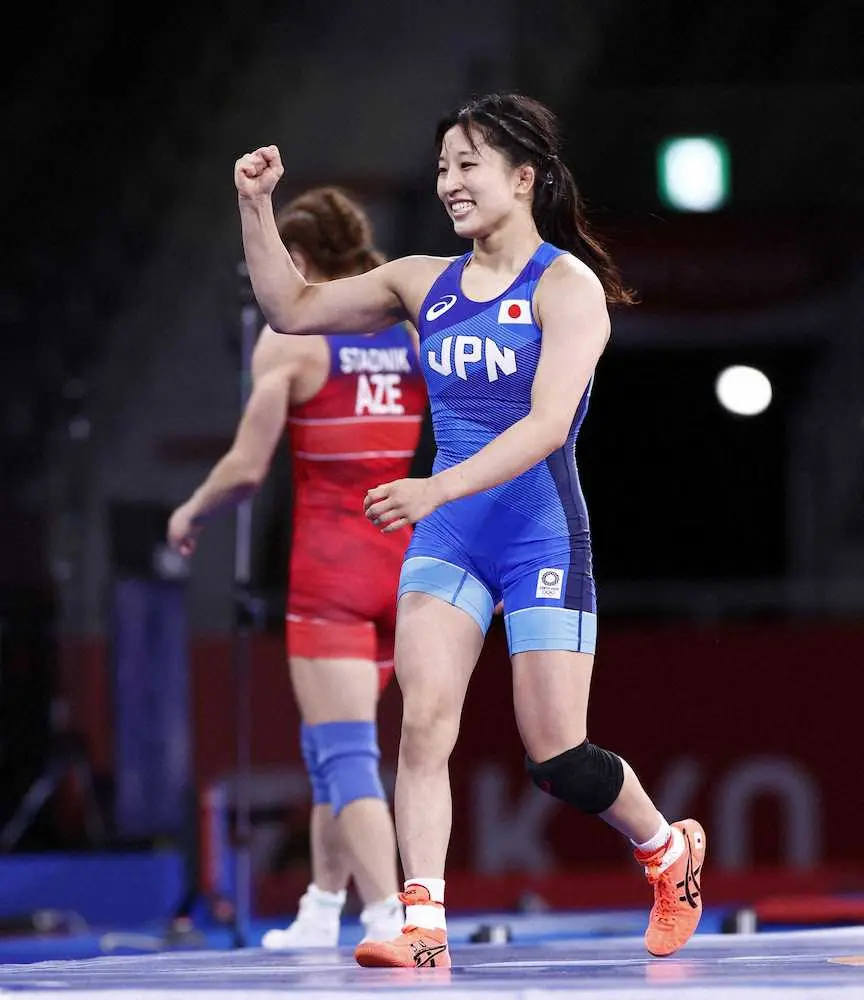 女子50キロ級準決勝　アゼルバイジャン選手（奥）にテクニカルフォール勝ちした須崎優衣