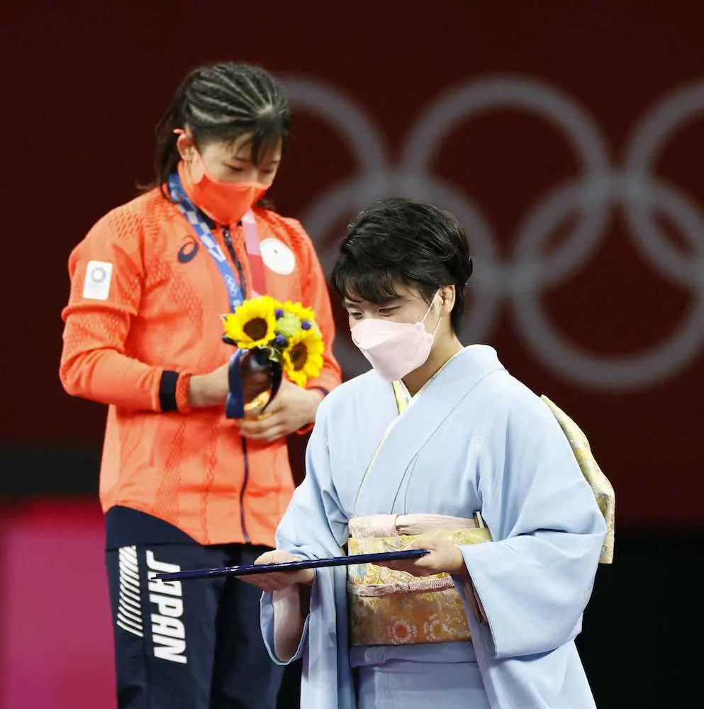 　女子50キロ級の表彰式で須崎優衣（左）にブーケを渡した伊調馨＝幕張メッセ