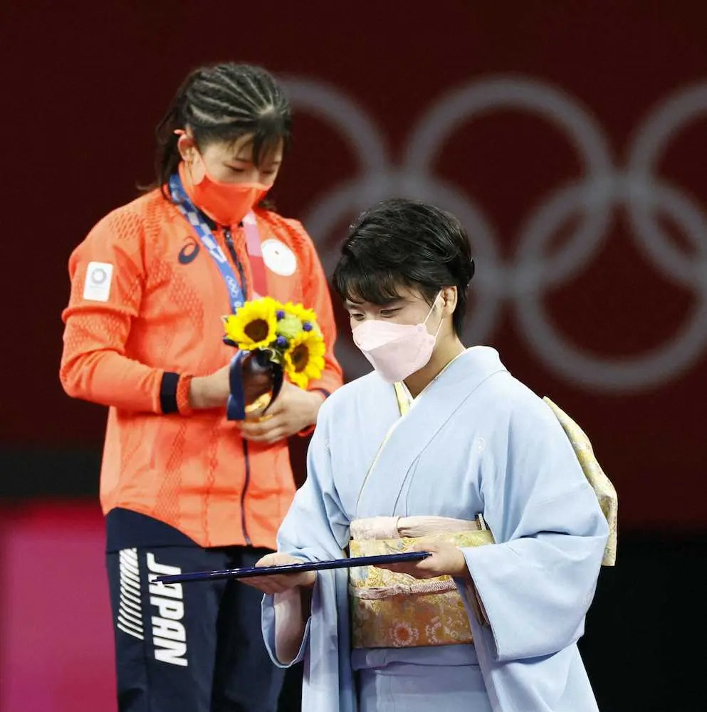 【画像・写真】伊調馨が金メダル・須崎に「また次も、その次も頑張ってね」　表彰式でプレゼンター務める