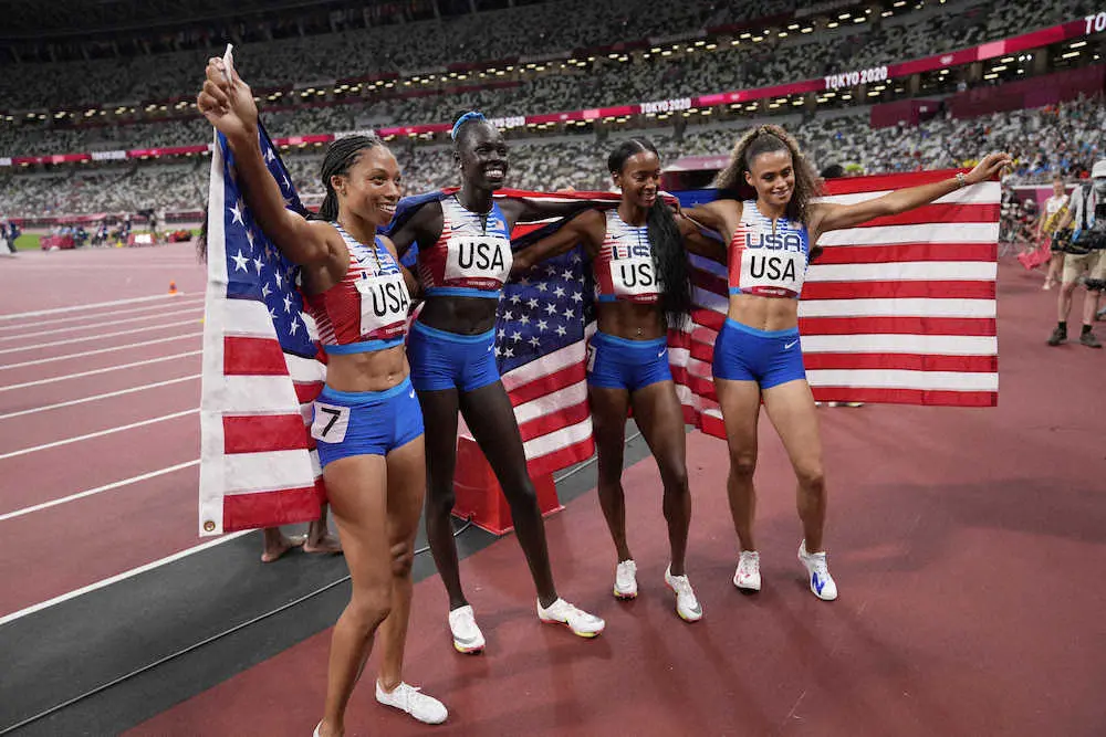 女子1600メートル・リレーで優勝した米国チーム。左端がフェリックス（AP）