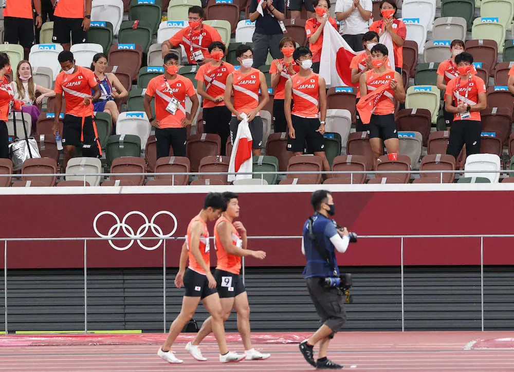 男子400メートルリレー決勝、日本チームが途中棄権となり、スタンドで呆然のサニブラウン（左）、デーデー（左から2人目）ら（撮影・北條　貴史）