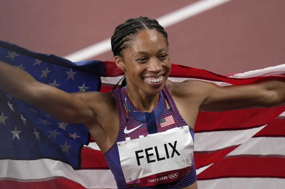 女子400メートル決勝、銅メダルを獲得し笑顔を見せるフェリックス（AP）