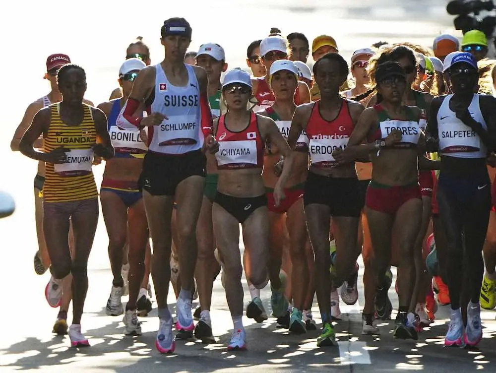 女子マラソン、スタートした一山麻緒（手前左から3人目）＝札幌市