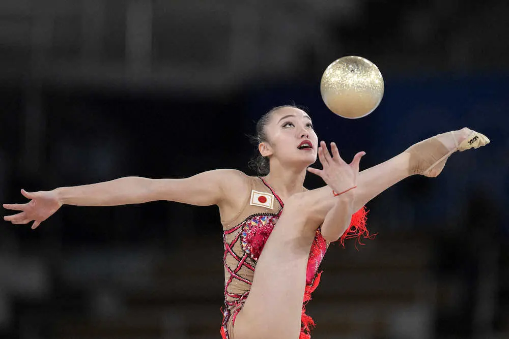 新体操女子個人総合でボールの演技をする喜田純鈴（AP）
