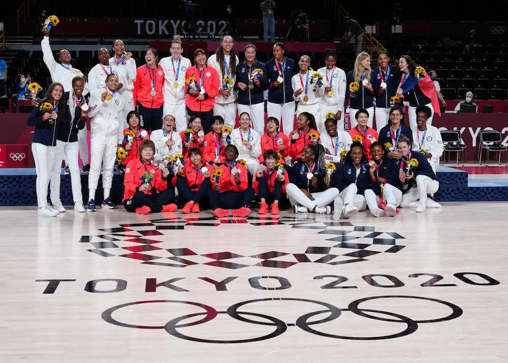 ＜東京五輪・女子バスケ　日本・米国＞戦いを終え記念撮影をする日本、米国、フランスの選手たち（撮影・小海途　良幹）