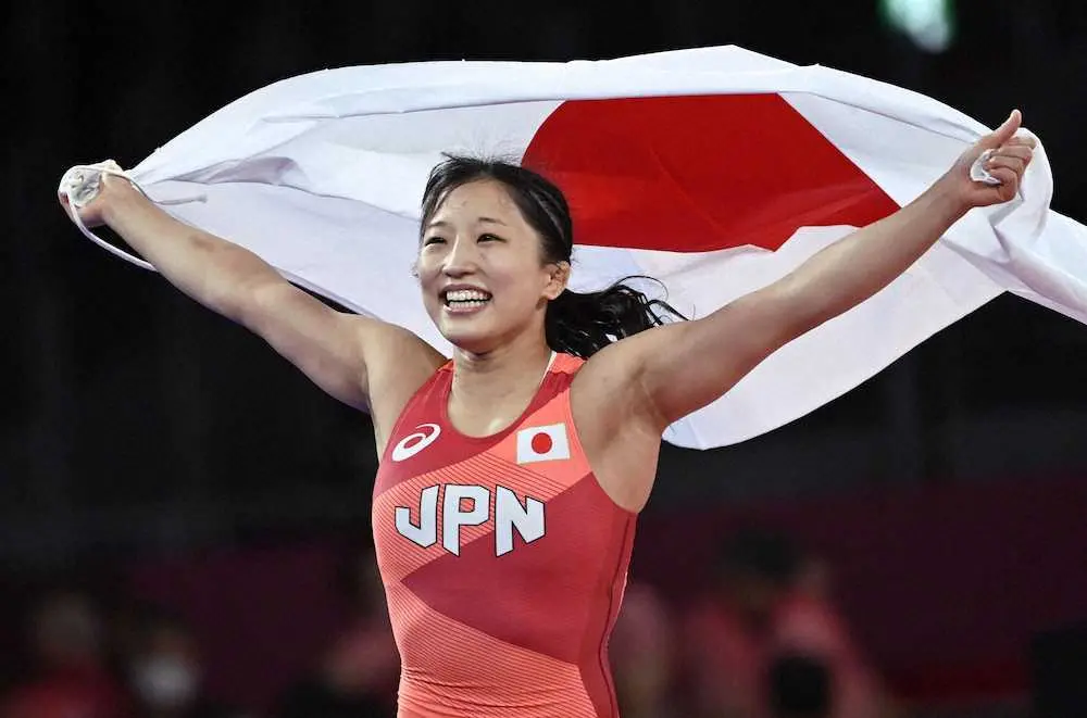 【画像・写真】須崎圧倒金!外国勢キラー70連勝で決めた　伊調馨氏からは「また次も、その次も頑張ってね」