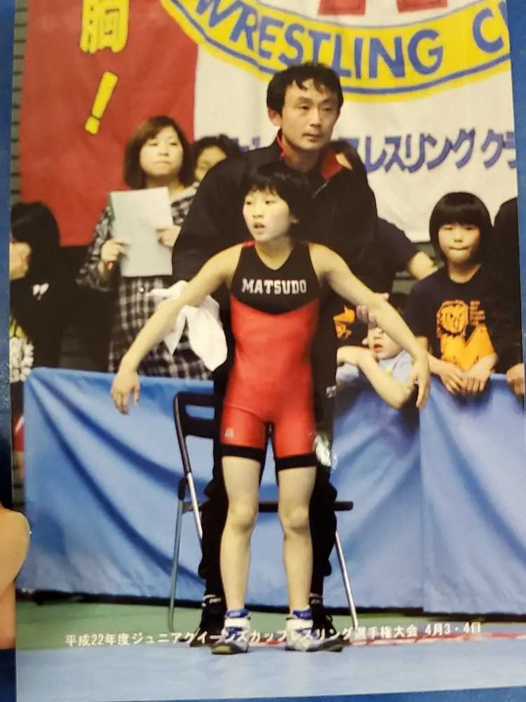 小学生の須崎の試合でセコンドに付く父・康弘さん（家族提供）