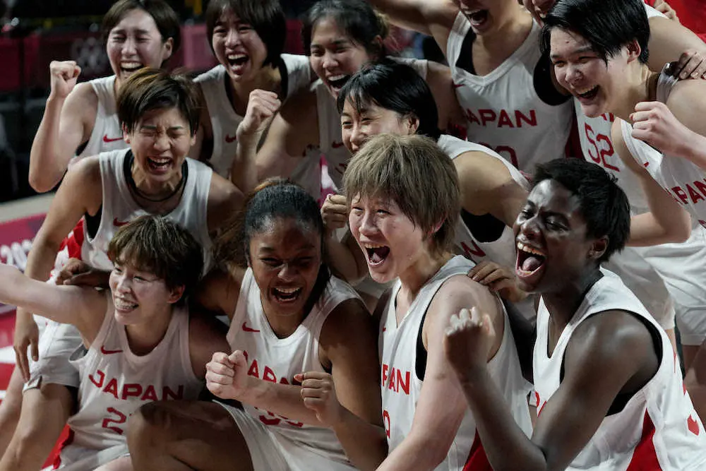 準決勝で劇的な勝利を収めた女子バスケットボールの日本代表（AP）
