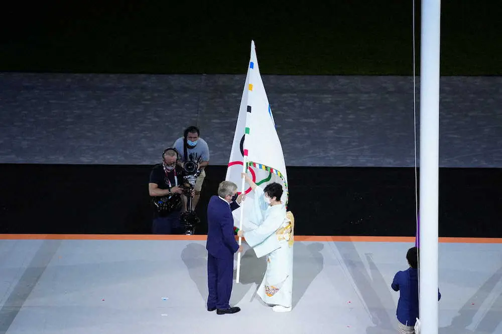東京五輪閉会式で、IOCのバッハ会長に五輪旗を手渡す小池都知事（撮影・会津　智海）