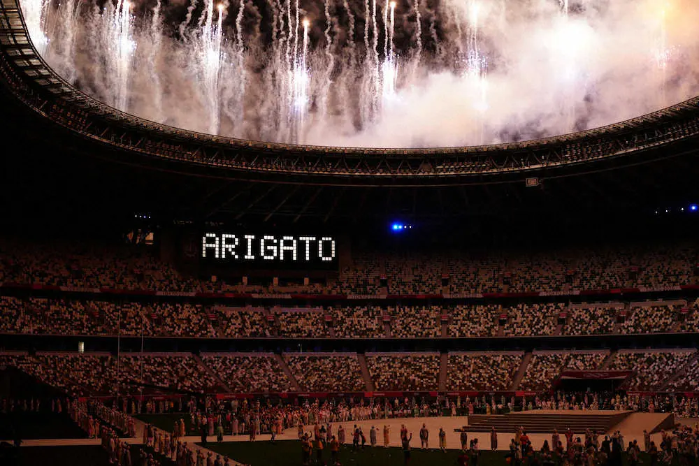 ＜東京五輪閉会式＞フィナーレでスタジアムのビジョンに「ARIGATO」の文字が浮かび上がる（撮影・小海途　良幹）