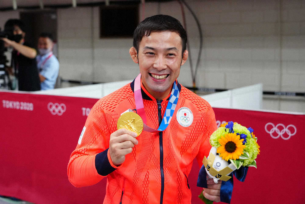 ＜柔道男子60キロ級決勝＞金メダルを手に笑顔を見せる高藤（撮影・会津　智海）