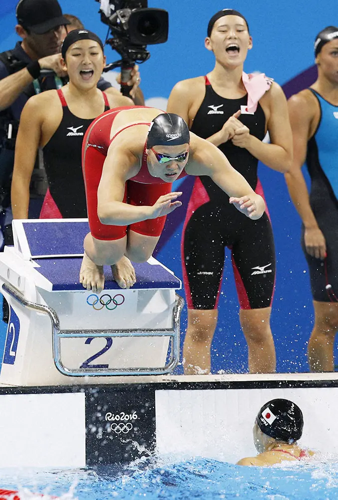 2016年8月のリオ五輪女子400メートルリレー予選で、飛び込む最終泳者の松本弥生（共同）