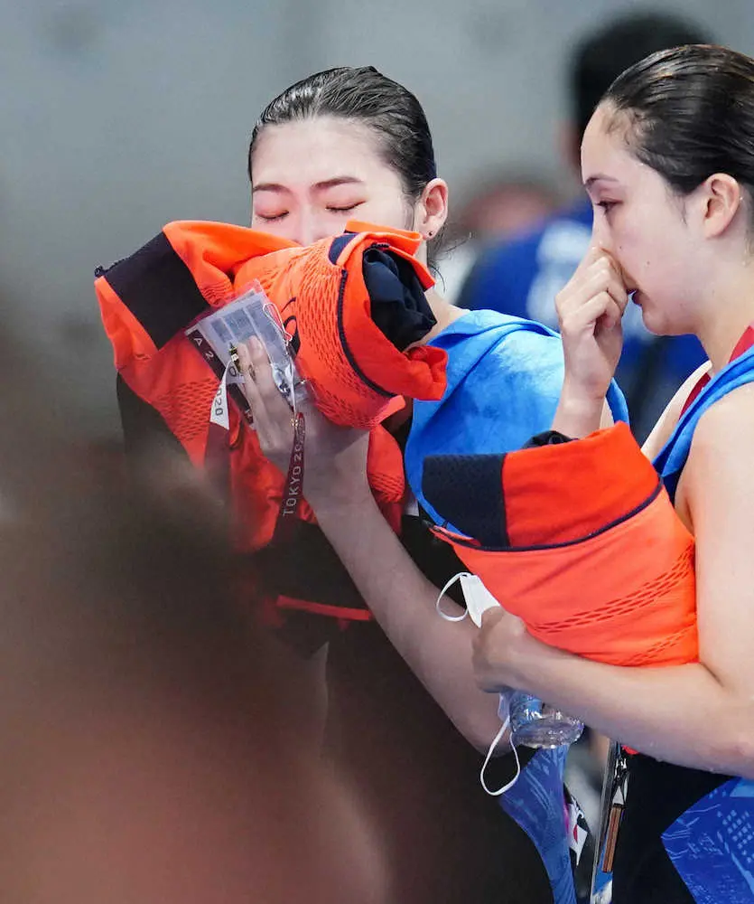東京五輪競泳女子400メートルメドレーリレー決勝　レース後に涙を流す池江璃花子（左）と渡部香生子
