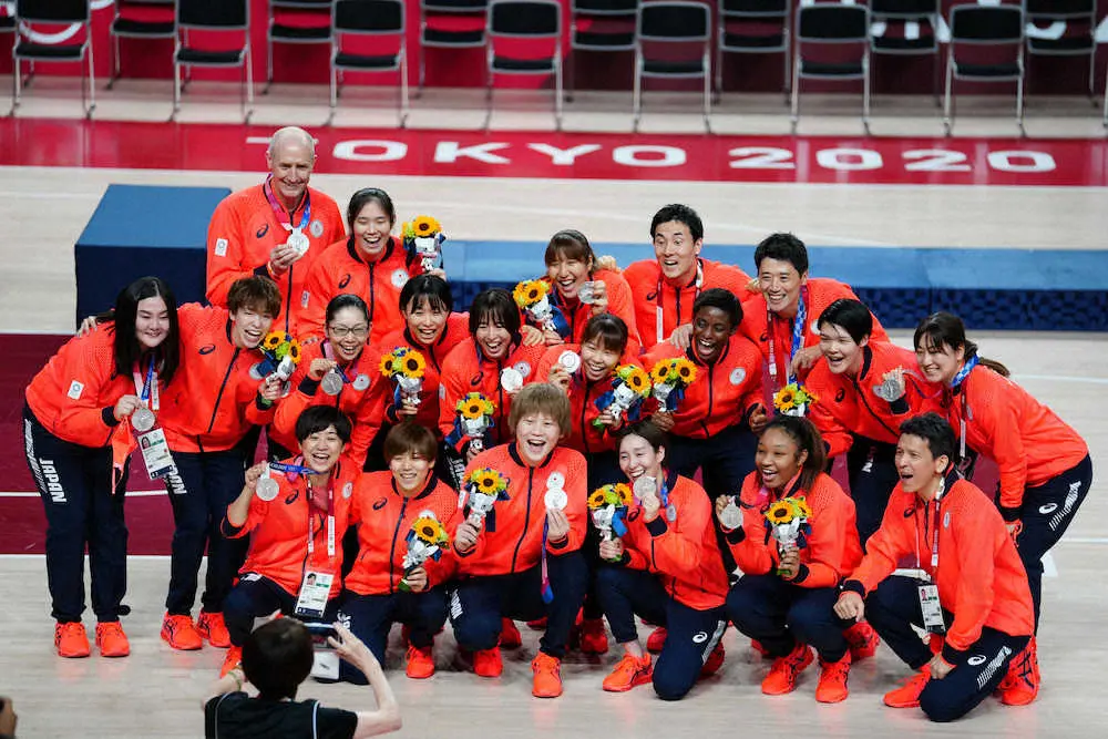 銀メダルを手に笑顔を見せる日本代表