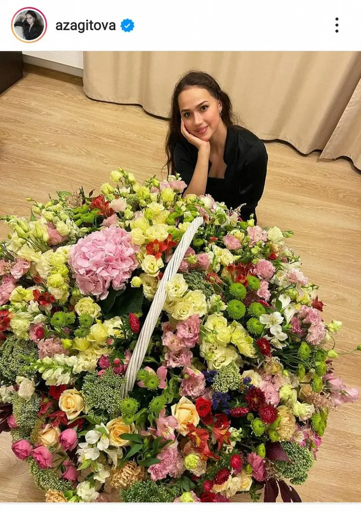 【画像・写真】ザギトワ　チューブトップ＆ショーパン姿で美しい花とにっこり「完璧な美しさ」「カワイイ」の声