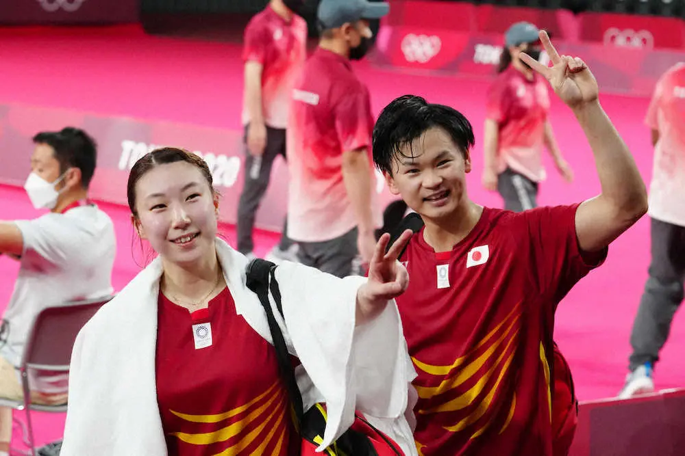 バド混合銅 渡辺 東野への頭ぽんぽん抱擁に照れ笑い だいぶ熱い抱擁してるな スポニチ Sponichi Annex スポーツ