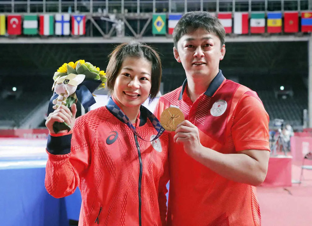東京五輪のレスリング女子53キロ級で優勝し、志土地コーチ（右）と笑顔を見せる向田