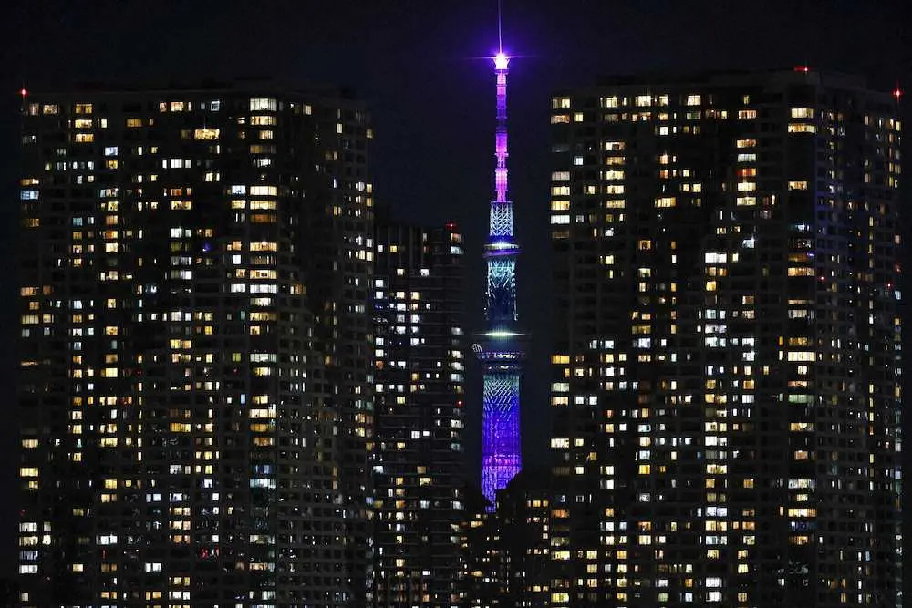 東京パラリンピック開幕を控え、障害者のシンボル的なカラーとされる紫色にライトアップされた東京スカイツリー＝19日夜、東京臨海部から撮影