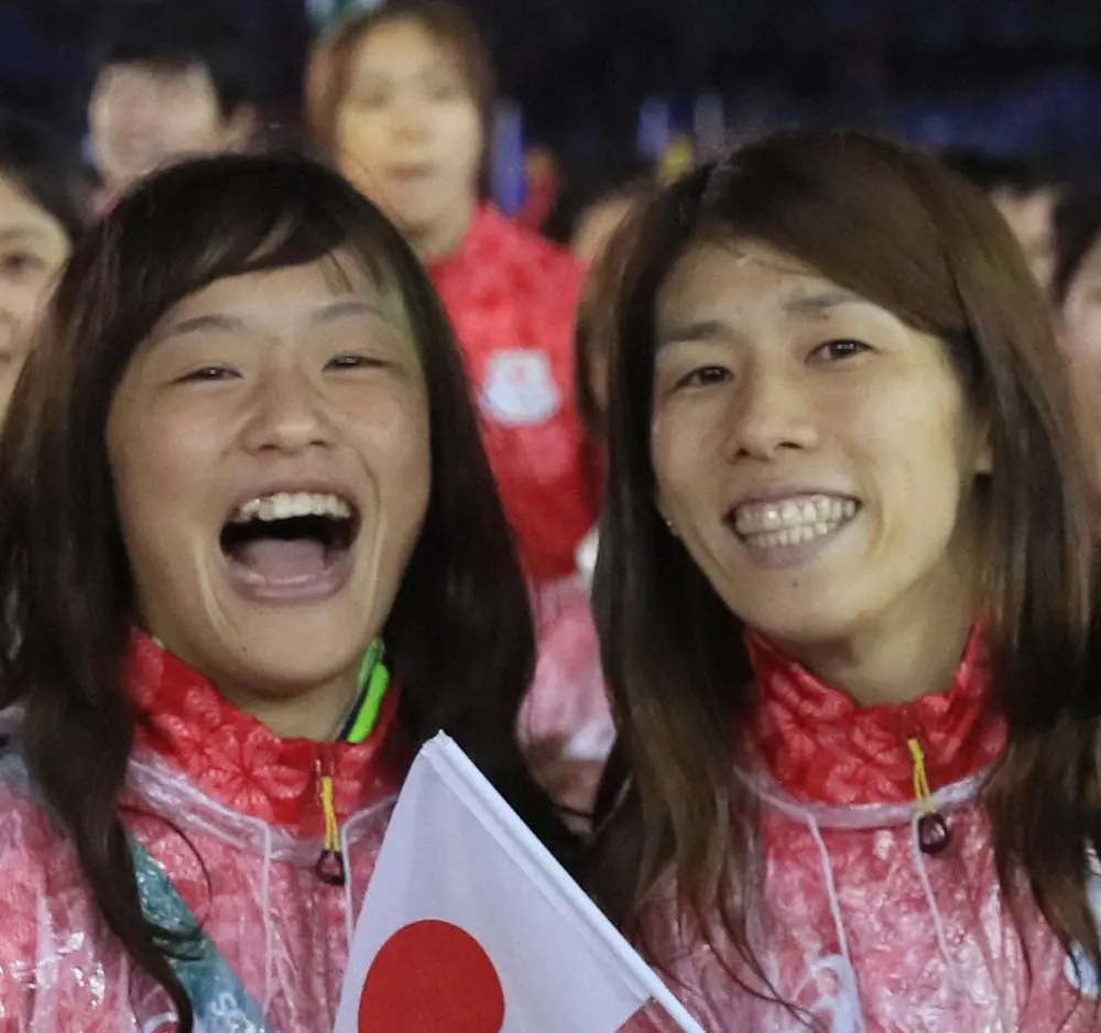 リオ五輪閉会式での登坂絵莉（左）と吉田沙保里さん