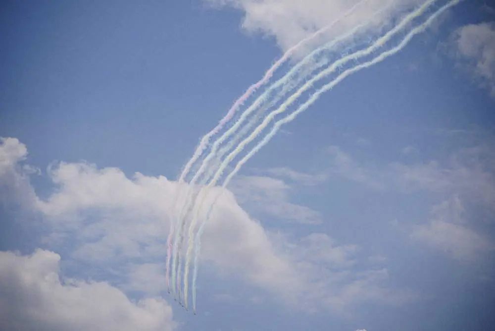 7月23日、東京五輪開会式の前に東京上空を飛行するブルーインパルス（撮影・会津　智海）