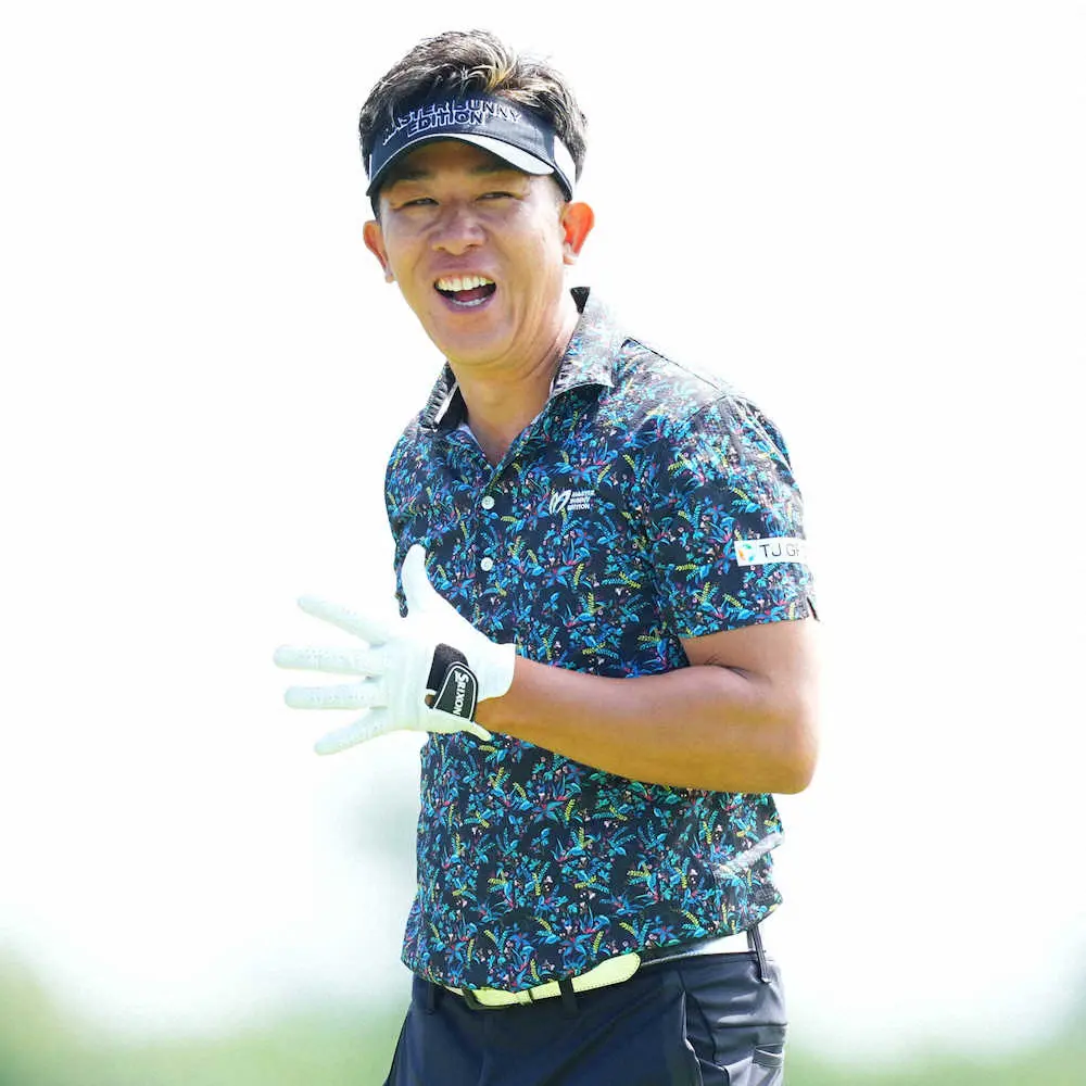 【画像・写真】38歳・上井が17年目の悲願王手　2位に2差の単独首位「いいプレーを見せら得るように頑張る」