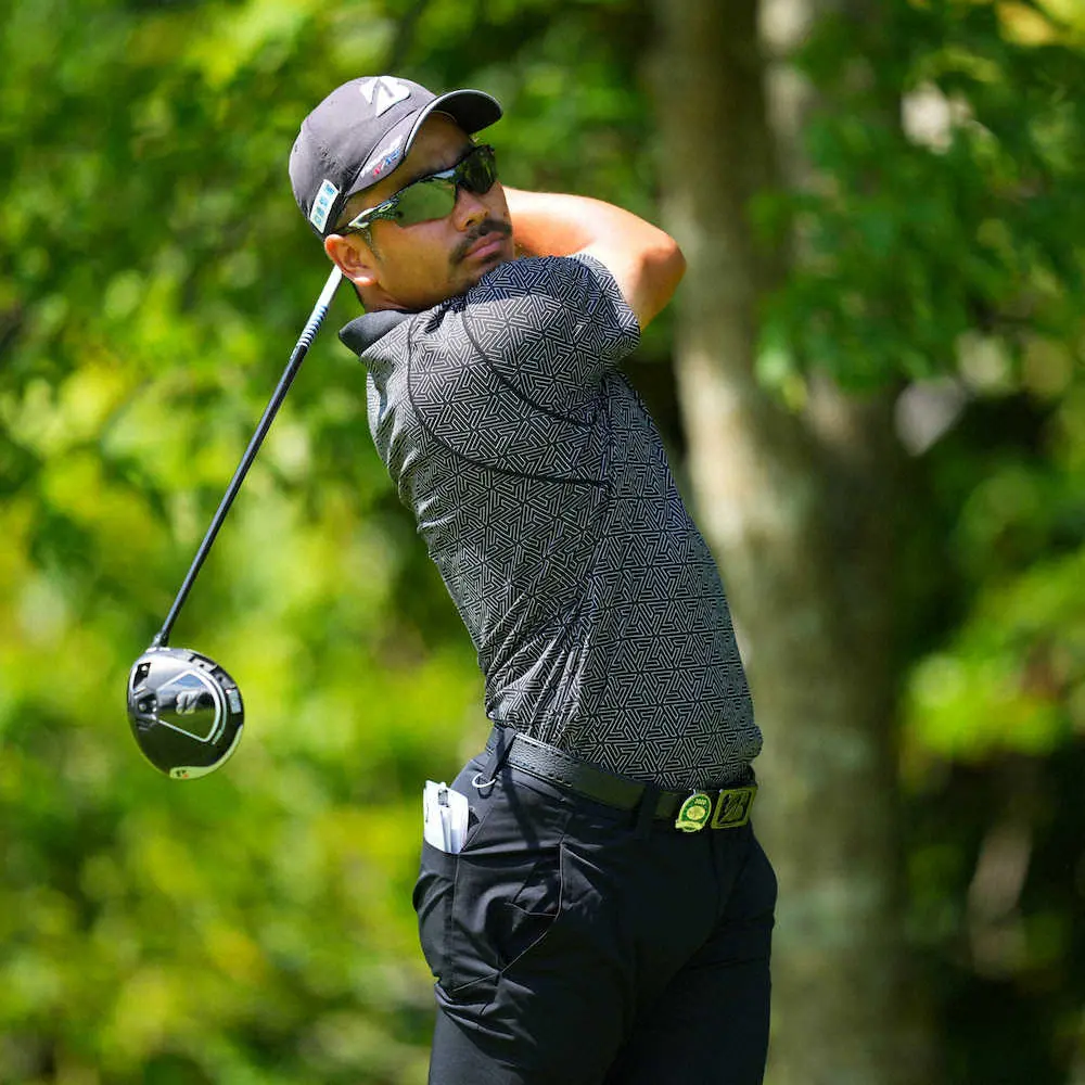 【画像・写真】比嘉が逆転でツアー2勝目　通算20アンダーはトーナメントタイ記録　初Vを狙った上井は2打差の2位