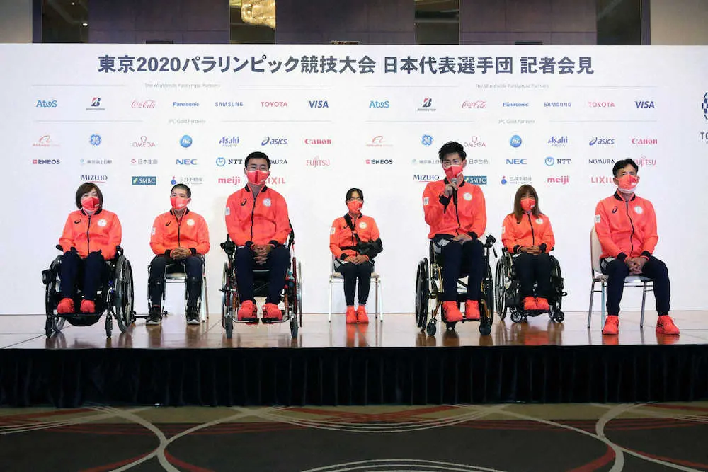 記者会見するパラリンピックアーチェリー日本代表の（右から）大河原監督、重定、上山、永野、大山、宮本、岡崎