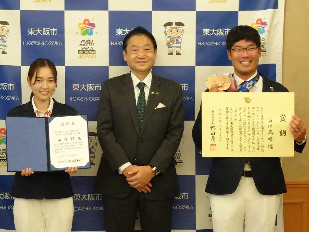 東京五輪のアーチェリーで、団体と個人の銅メダルを獲得した古川高晴（右）と女子団体5位の山内梓は東大阪市の野田義和市長から表彰された