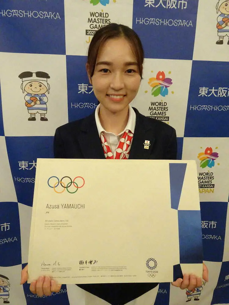 東京五輪のアーチェリー女子代表の山内梓は団体5位入賞の表彰を披露した