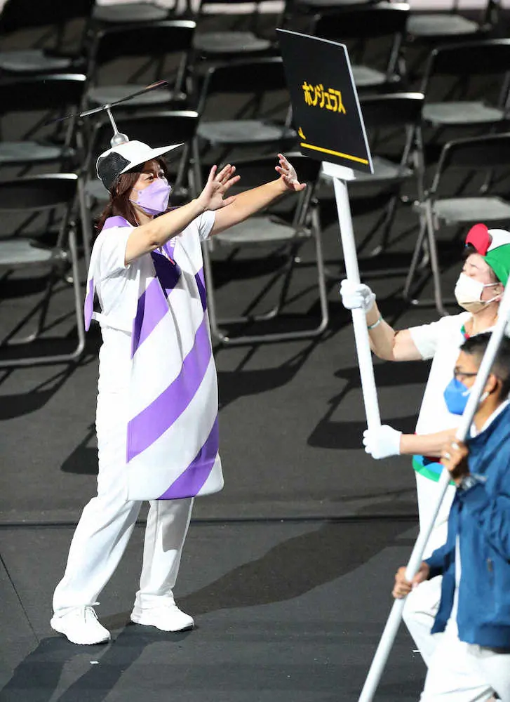 ＜パラリンピック開会式＞頭にプロペラのついた衣装で選手たちを出迎えるダンサー（撮影・木村　揚輔）