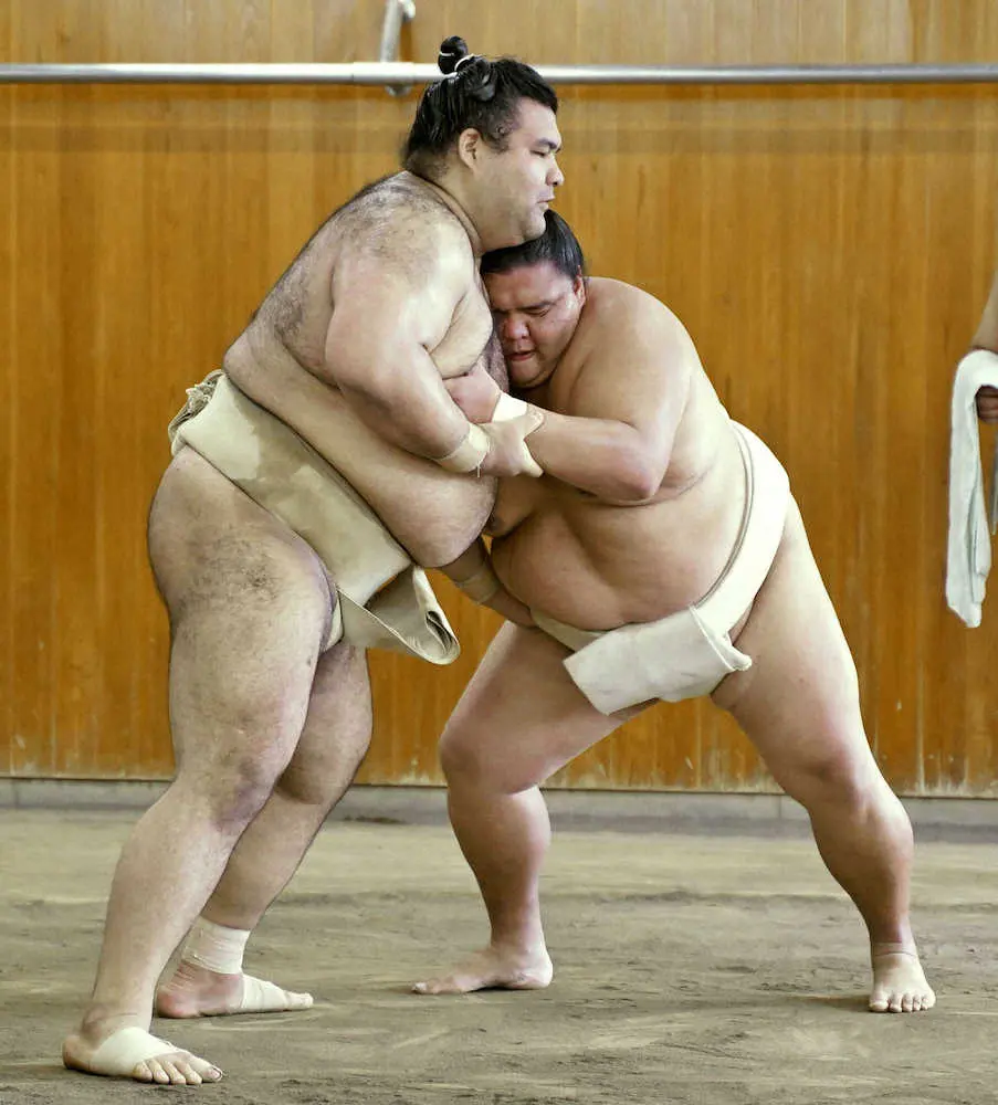 合同稽古で相撲を取る高安（左）と御嶽海（代表撮影）
