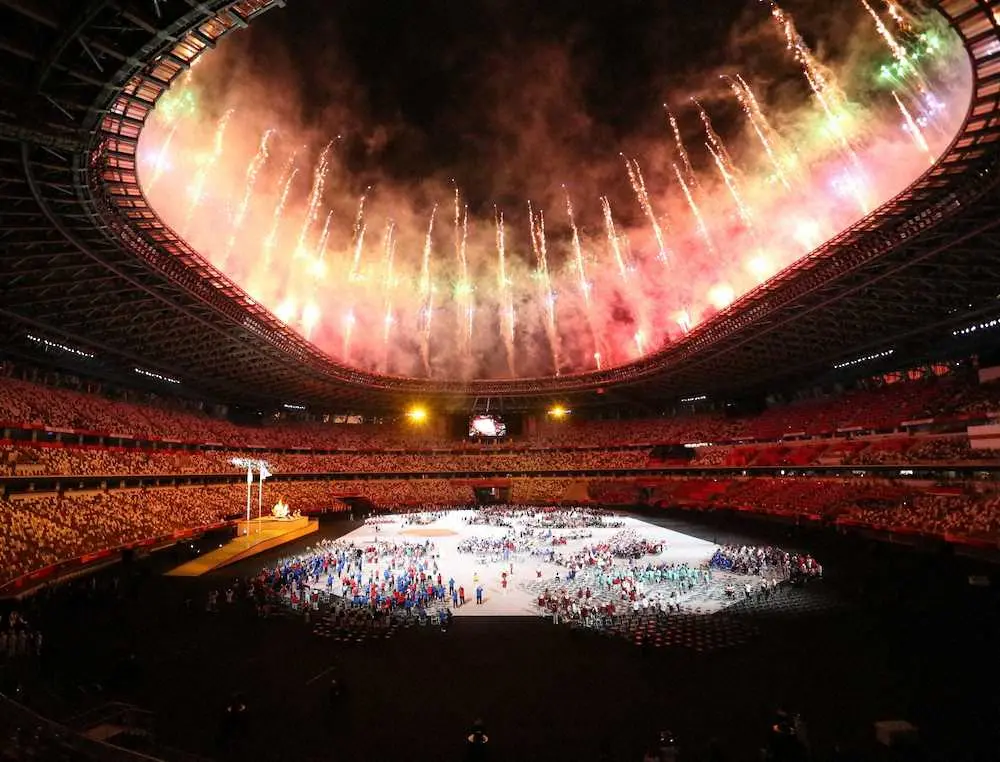＜パラリンピック開会式＞聖火が灯り、大きな花火が打ち上がる（撮影・坂田　高浩）