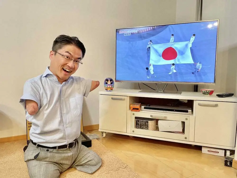 東京パラリンピックの開会式をテレビで見る乙武洋匡氏（提供写真）