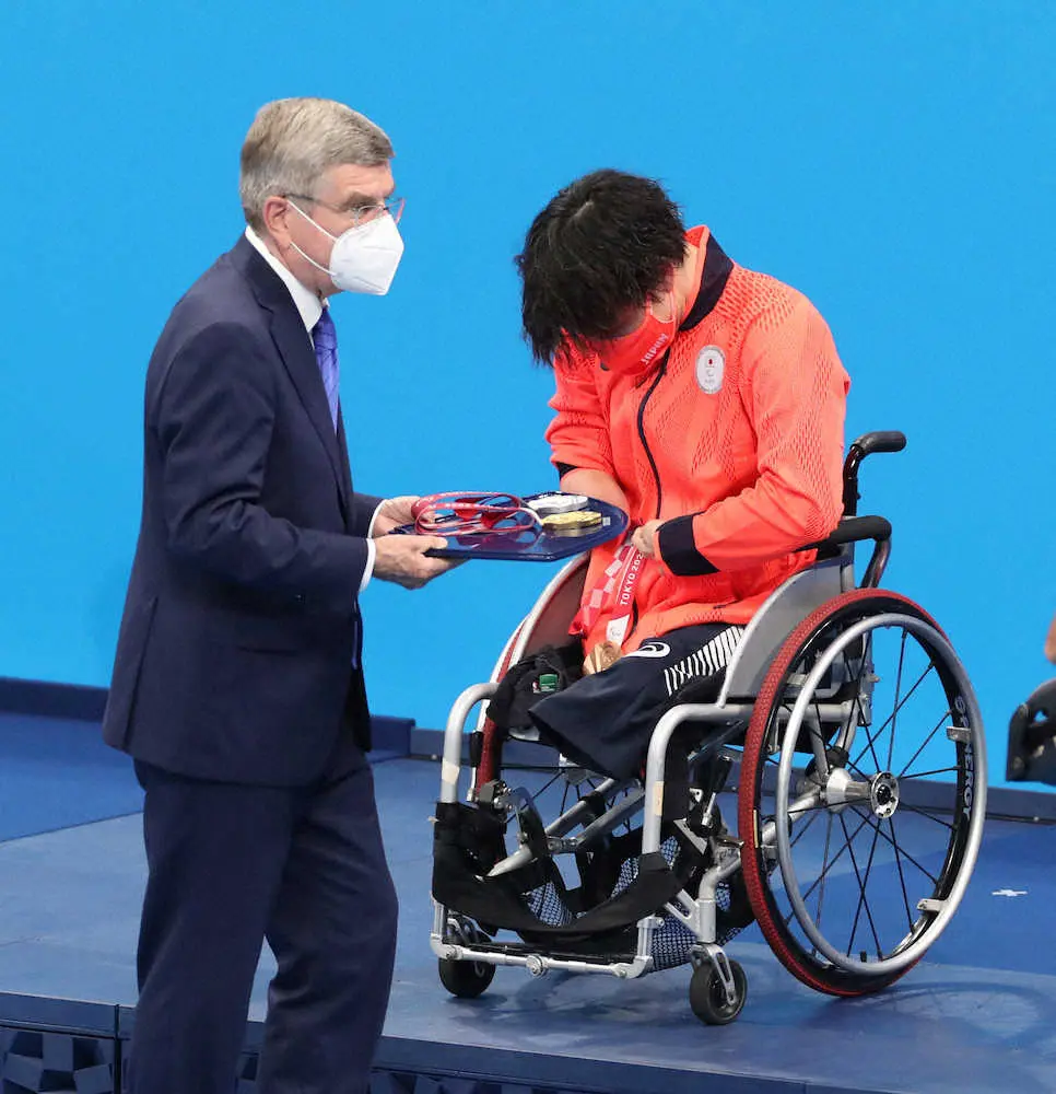 【画像・写真】IOCバッハ会長が東京パラ競泳会場でプレゼンター　鈴木に銅メダルのトレー差し出す