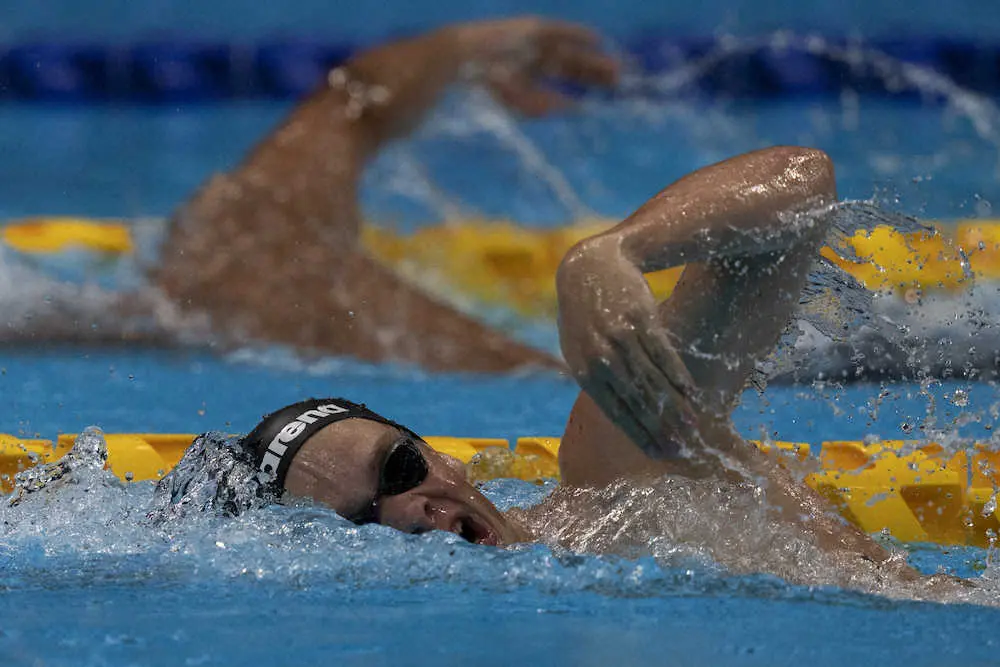 男子400メートル自由形（視覚障害S11）予選で力泳する富田宇宙（AP）