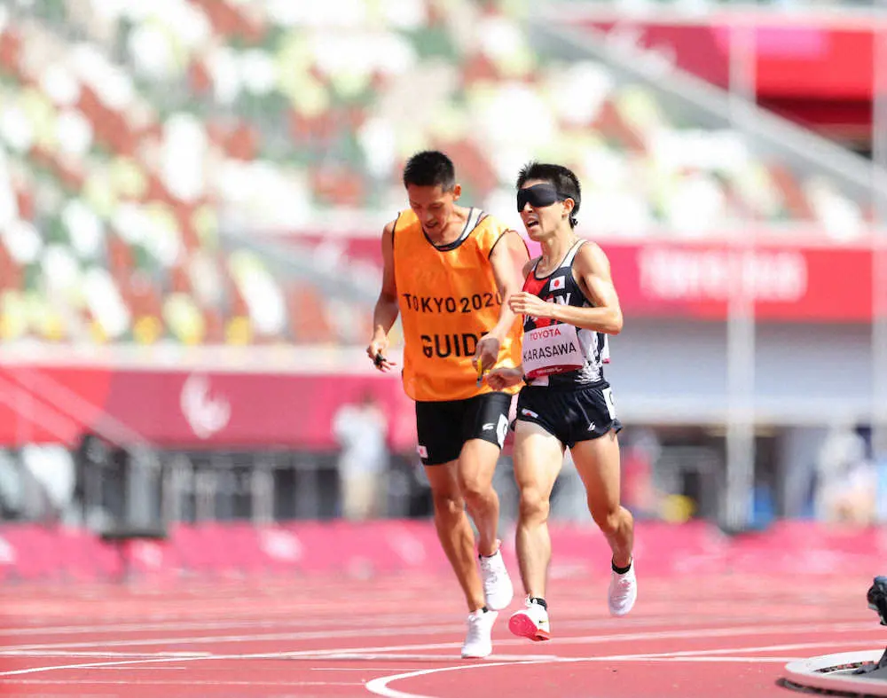 ＜パラリンピック　陸上＞男子5000メートルT11、銀メダルを獲得した唐沢（右）（撮影・木村　揚輔）