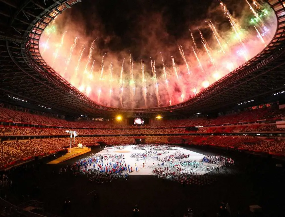 ＜パラリンピック開会式＞聖火が灯り、大きな花火が打ち上がる