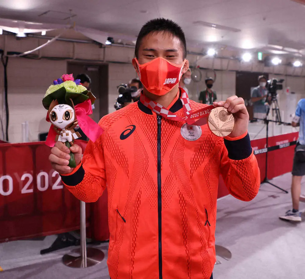 パラリンピック柔道男子66キロ級3位決定戦メダルセレモニー、銅メダルを獲得し、笑顔の瀬戸（撮影・木村　揚輔））