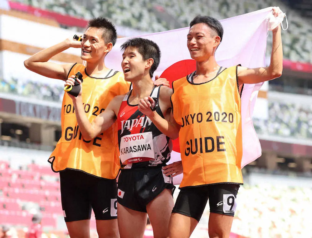 パラリンピック陸上男子5000メートルT11、銀メダルを獲得し、伴走の茂木さん（左）、小林さん（右）と笑顔を見せる唐沢（撮影・木村　揚輔）