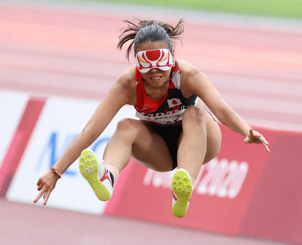 パラリンピック陸上の女子走り幅跳び、歌舞伎柄のアイマスクを着けて跳躍する高田（撮影・木村　揚輔）