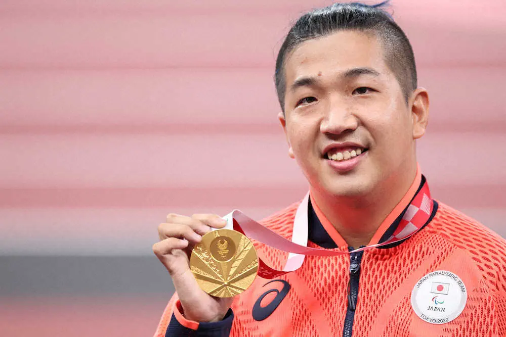 パラリンピック陸上の男子400メートル、金メダルを手に笑顔の佐藤（撮影・光山　貴大）