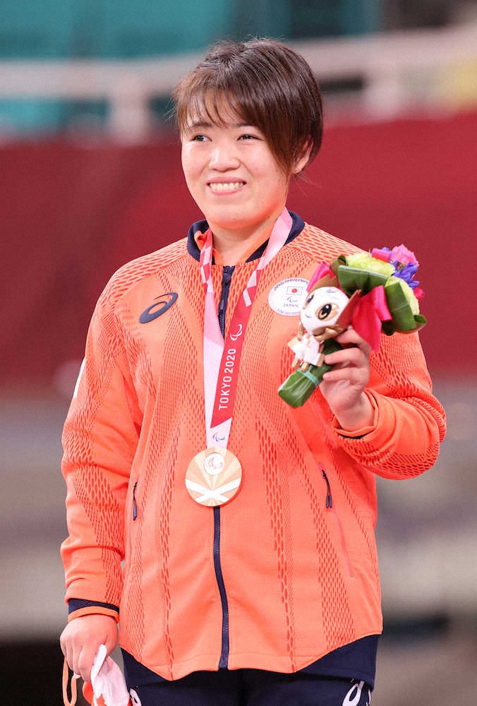＜女子70キロ級　視覚障がい＞銅メダルを獲得し笑顔の小川（撮影・光山　貴大）