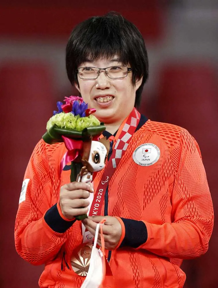 女子シングルス（知的障害）で銅メダルを獲得し、笑顔で喜ぶ伊藤槙紀