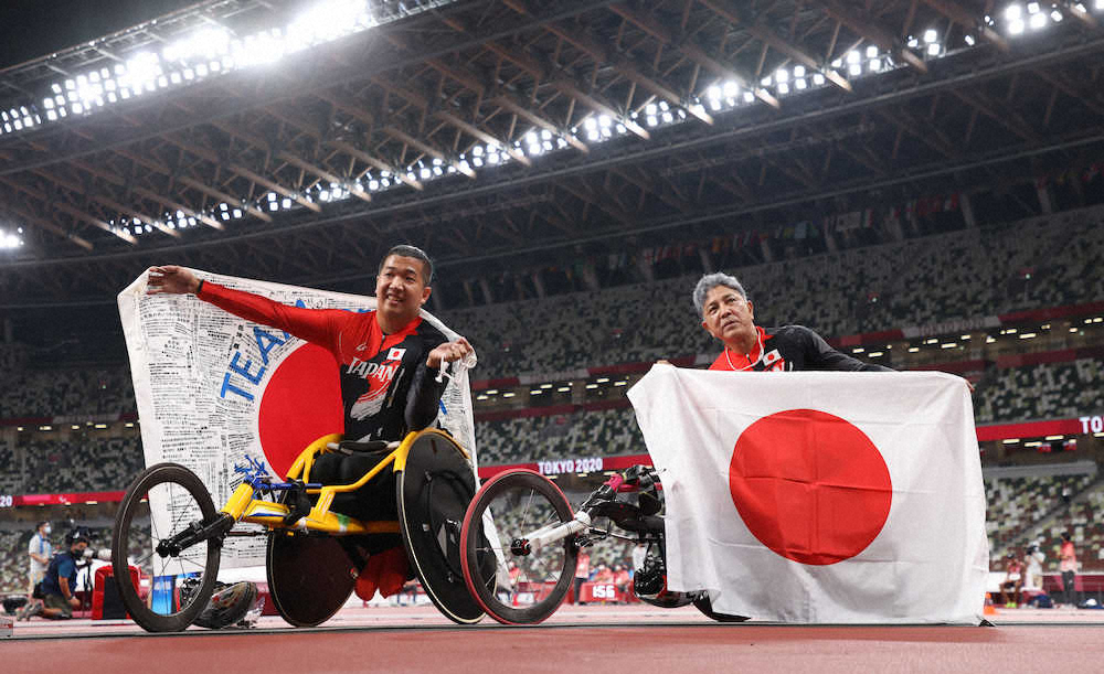 ＜パラリンピック　陸上＞男子1500m（T52）、国旗を背負って記念撮影される、金メダルの佐藤（左）と上与那原（撮影・木村　揚輔）