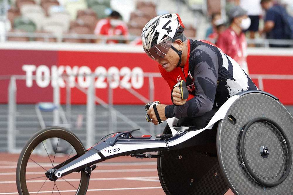 　男子400メートル（車いすT53）予選のレースを終えた伊藤智也。2組6着で決勝に進めなかった＝国立競技場