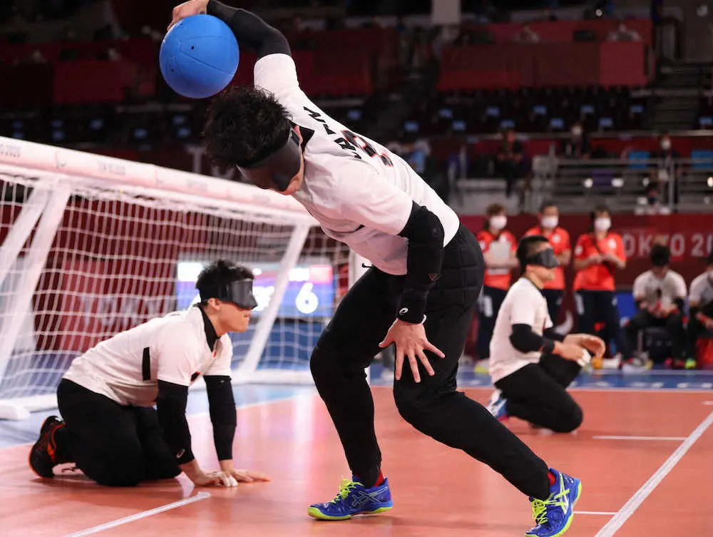 ＜パラリンピック　ゴールボール男子　日本・中国＞後半、力強いボールを投げる宮食（中央）（撮影・木村　揚輔）