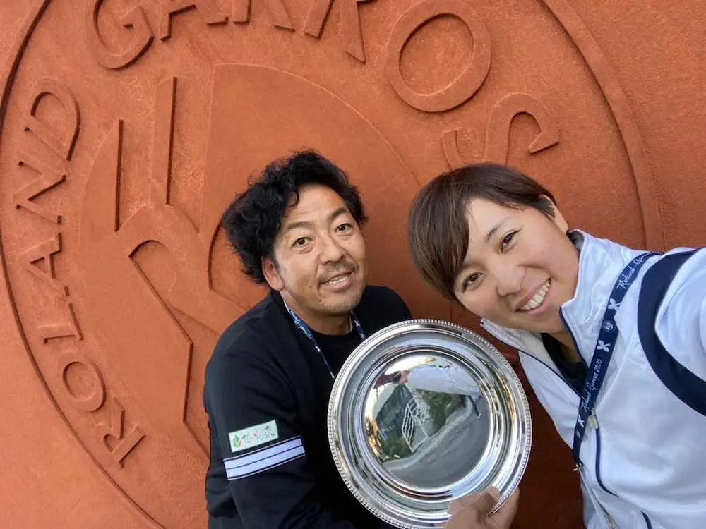 20年全仏オープン準優勝のシャーレとともに古賀コーチ（左）と記念撮影する大谷（提供・大谷桃子）