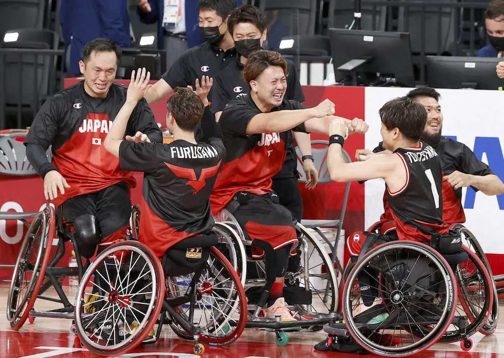 英国を破って決勝進出を決め、涙ぐむ藤本（左端）と喜ぶ男子日本代表の選手たち